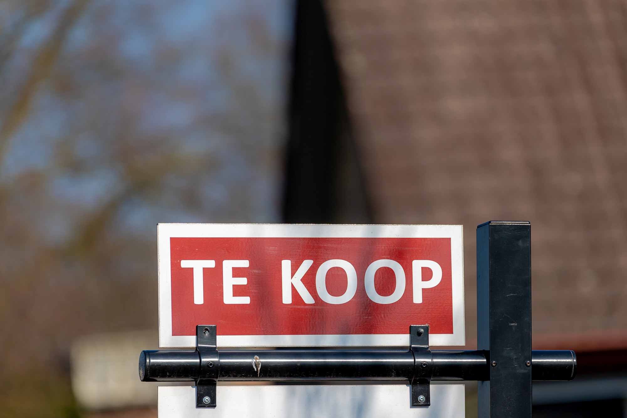 Huis verkopen via de makelaar waar je het kocht: is dat slim?